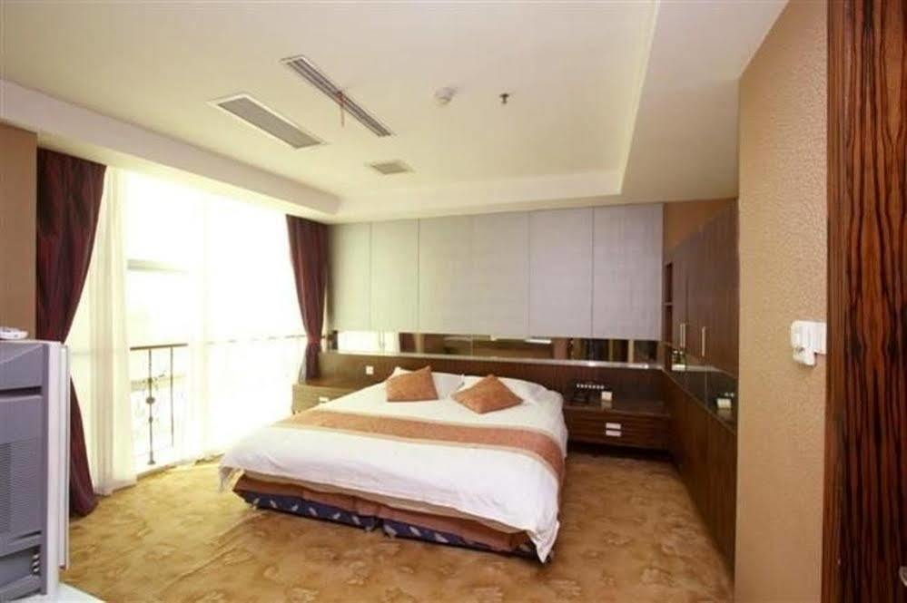 Qingpu Family Hotel *